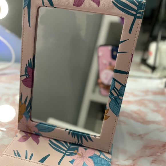 Miroir avec étui fleuri. Miroir with leaves print case - Picture 3 of 10